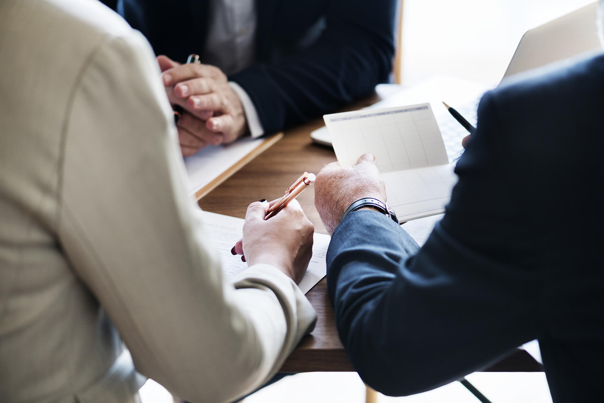 Businessmänner an einem Tisch